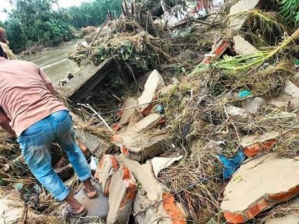 Giving relief to Sylhet flood victims on behalf of Bangladesh Computer Society.